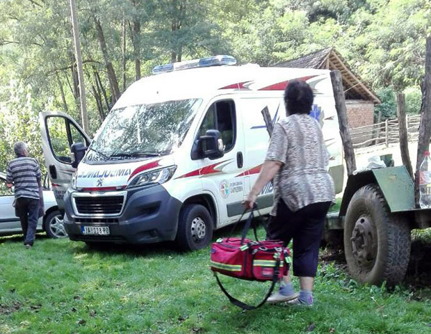 УЖАС КОД ЈАГОДИНЕ: Старица (89) лежала крвава на земљи док јој је разјарени теријер кидао комаде меса